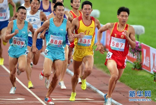 右一披红色战袍587号选手为我院学生张海坤
